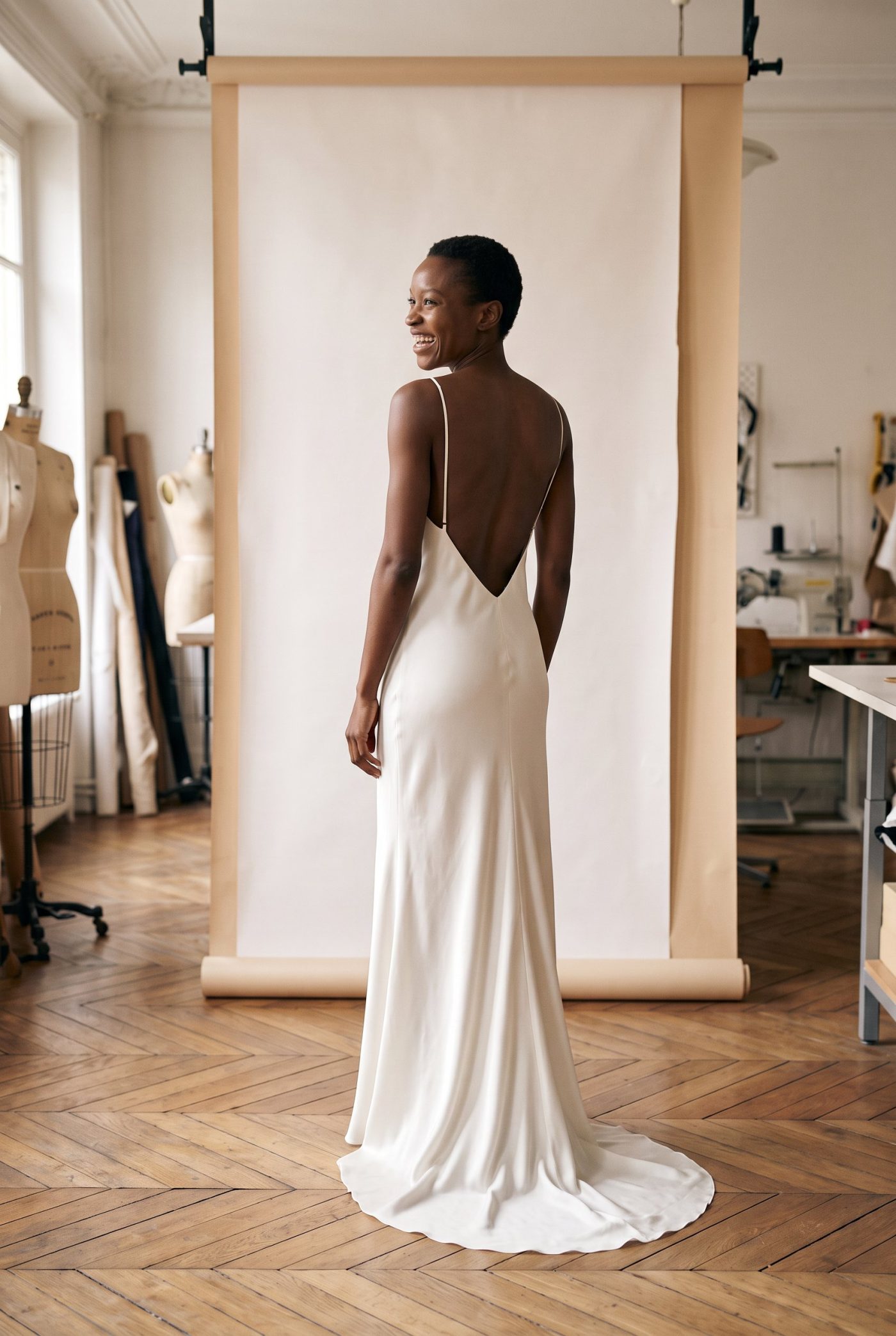Robe de mariée Biais vue de dos, devant un fond de papier écru