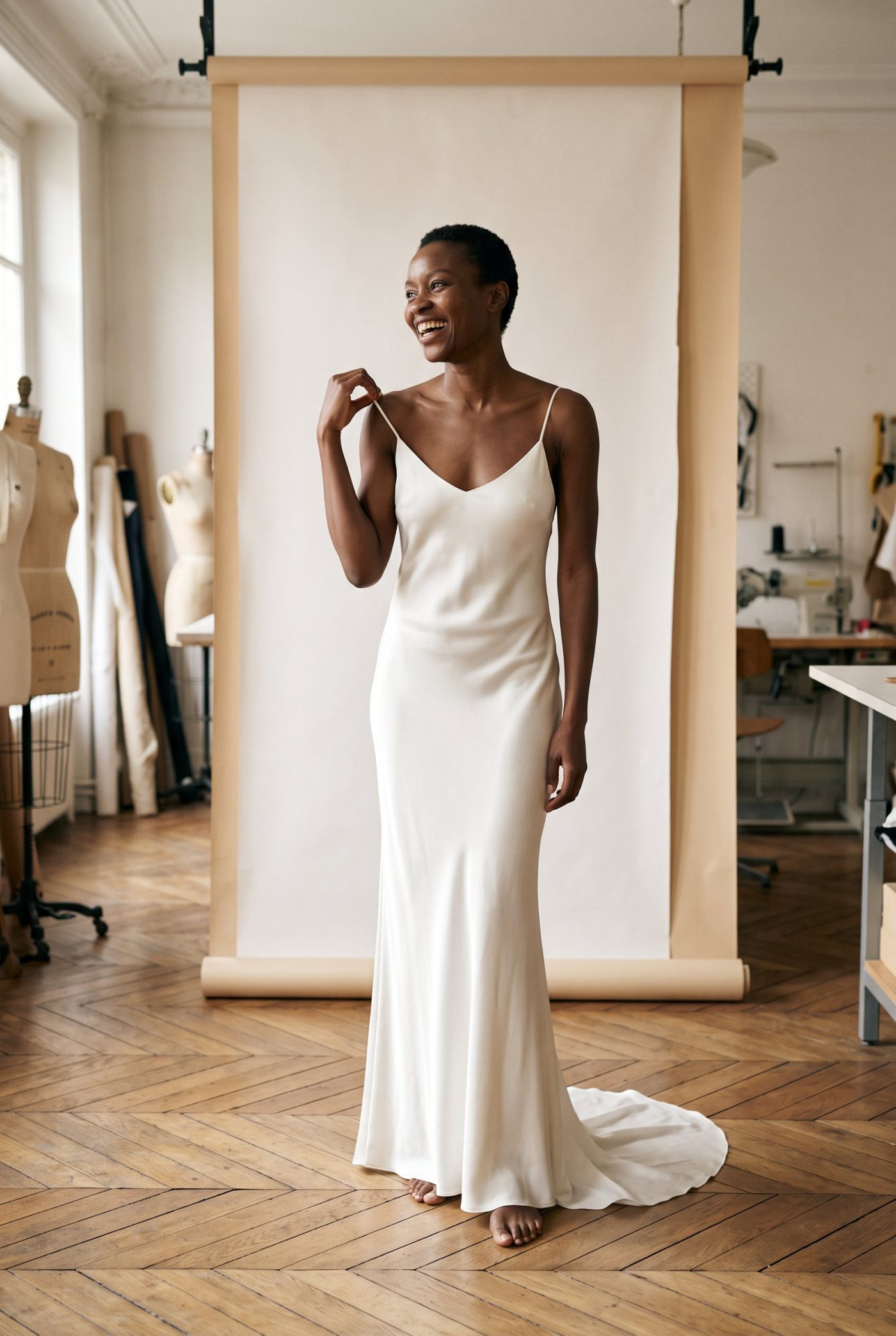 Robe de mariée Biais portée en atelier, vue de face, en Satin de soie lavé