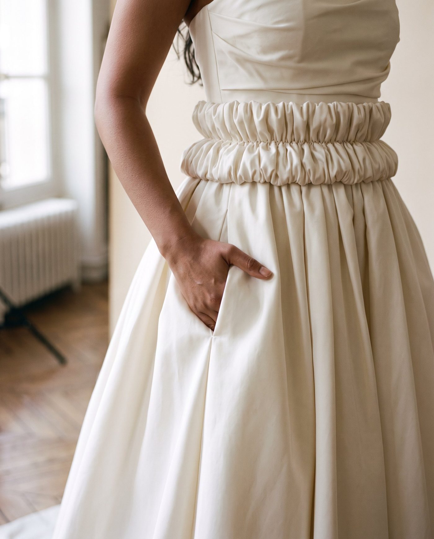 Détail de la robe Bouillonné : coupe et finitions en gros plan