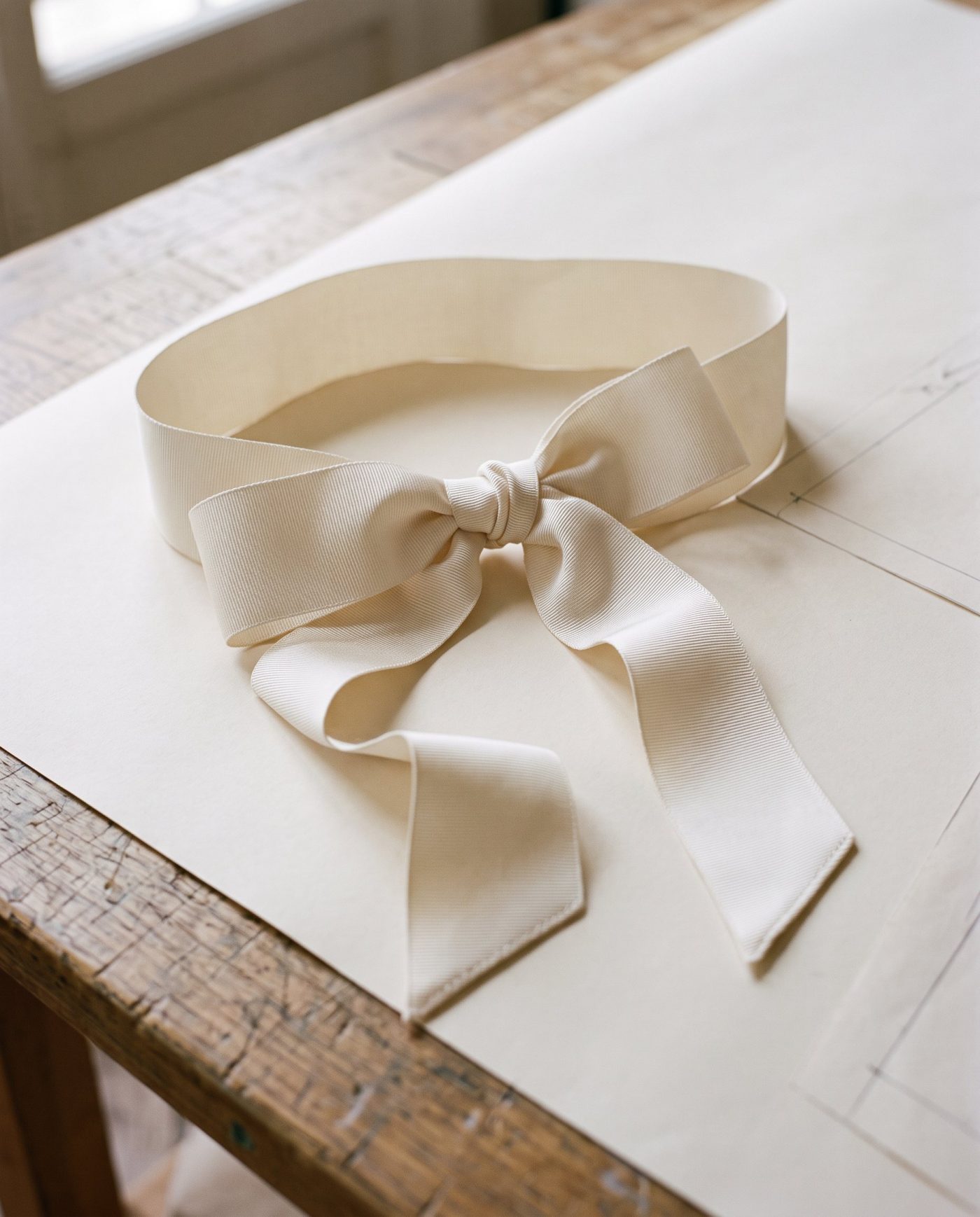 Ceinture Gros-grain posé sur la table de coupe, en gros plan