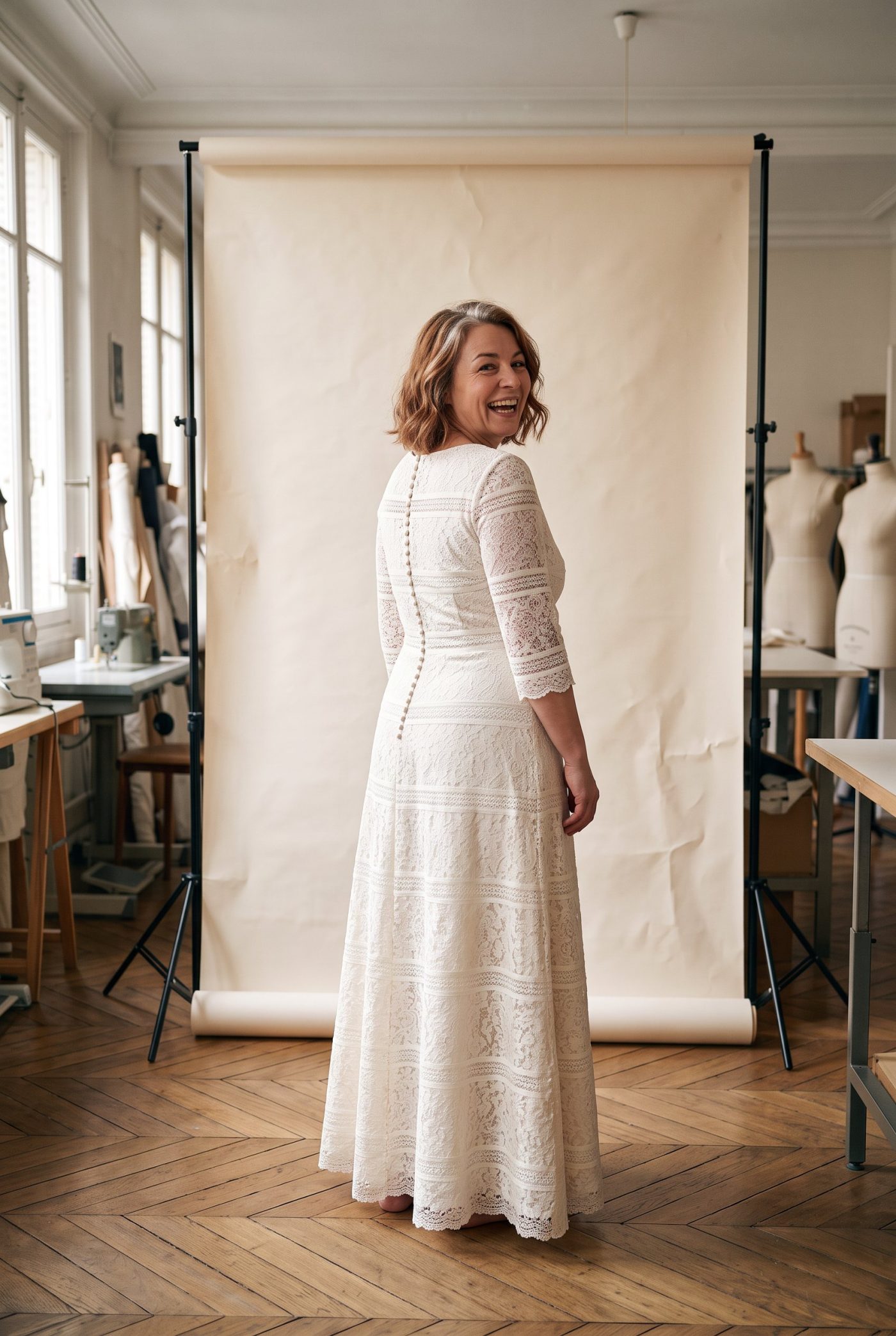 Robe de mariée Entre-deux vue de dos, devant un fond de papier écru