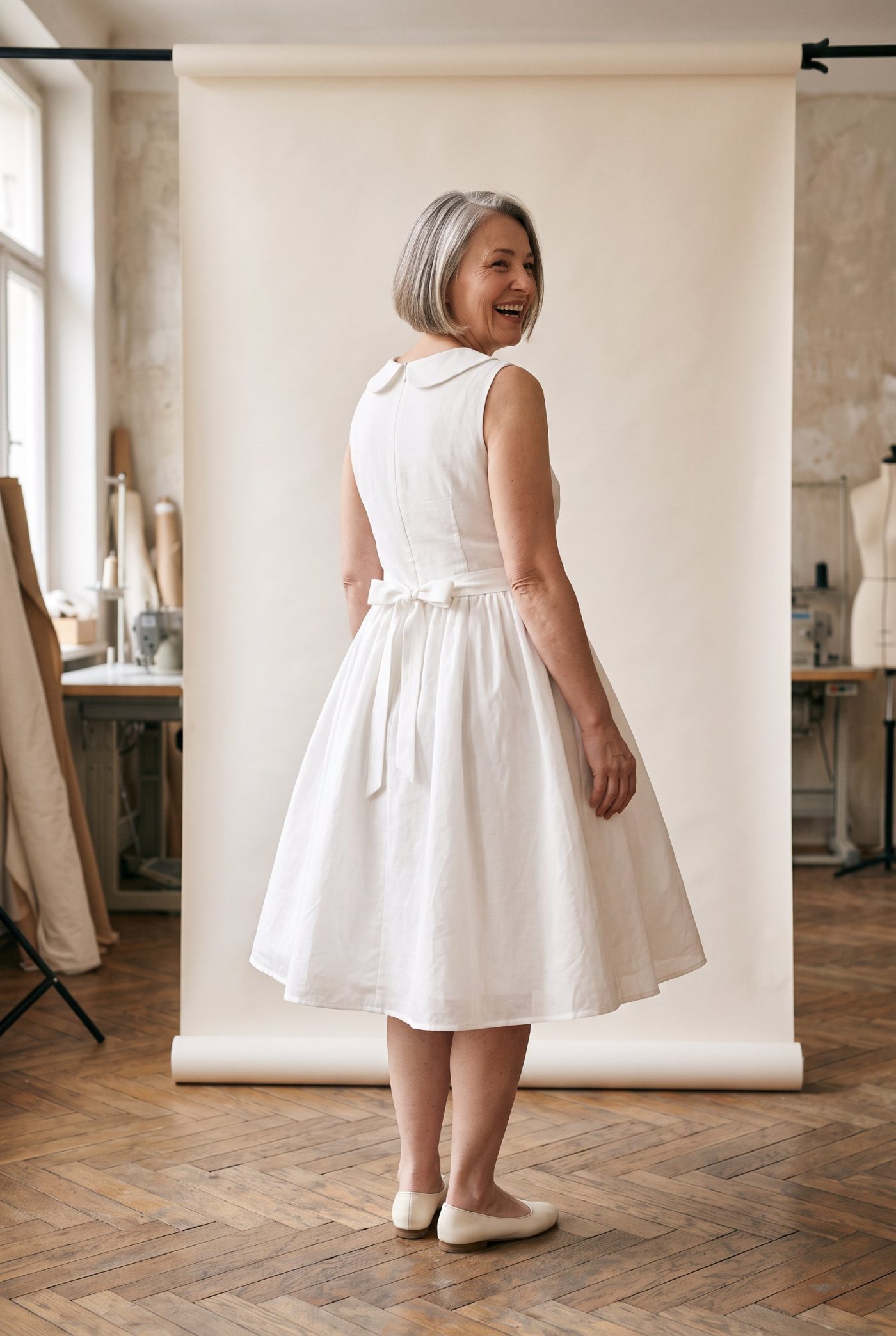 Robe de mariée Organdi vue de dos, devant un fond de papier écru