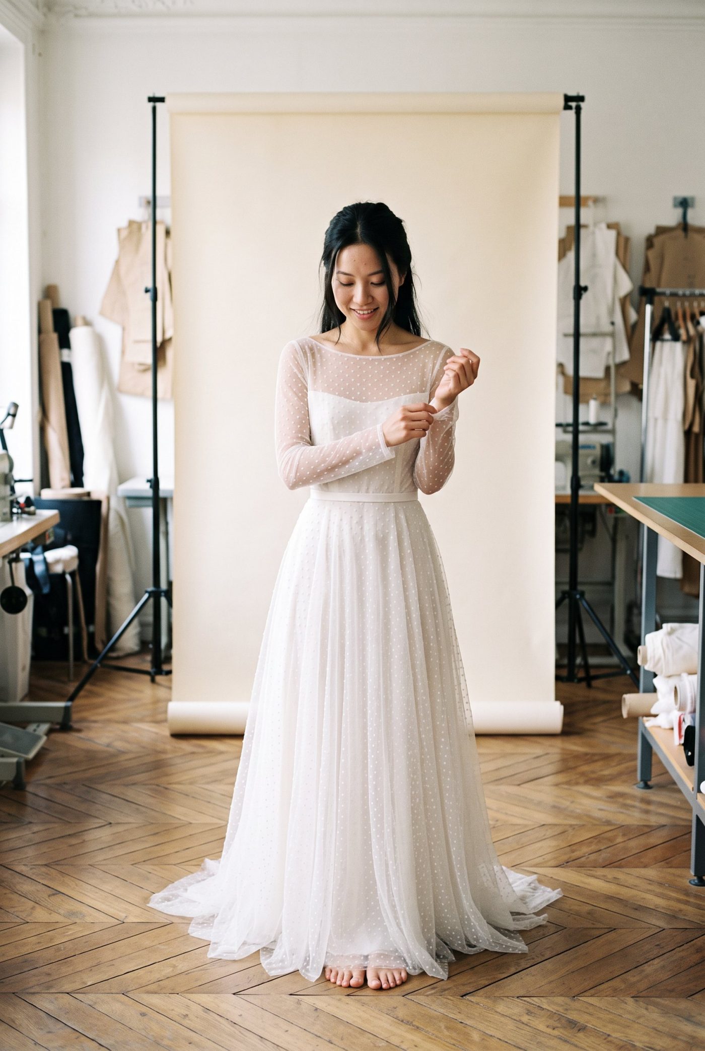 Robe de mariée Plumetis portée en atelier, vue de face, en Tulle plumetis