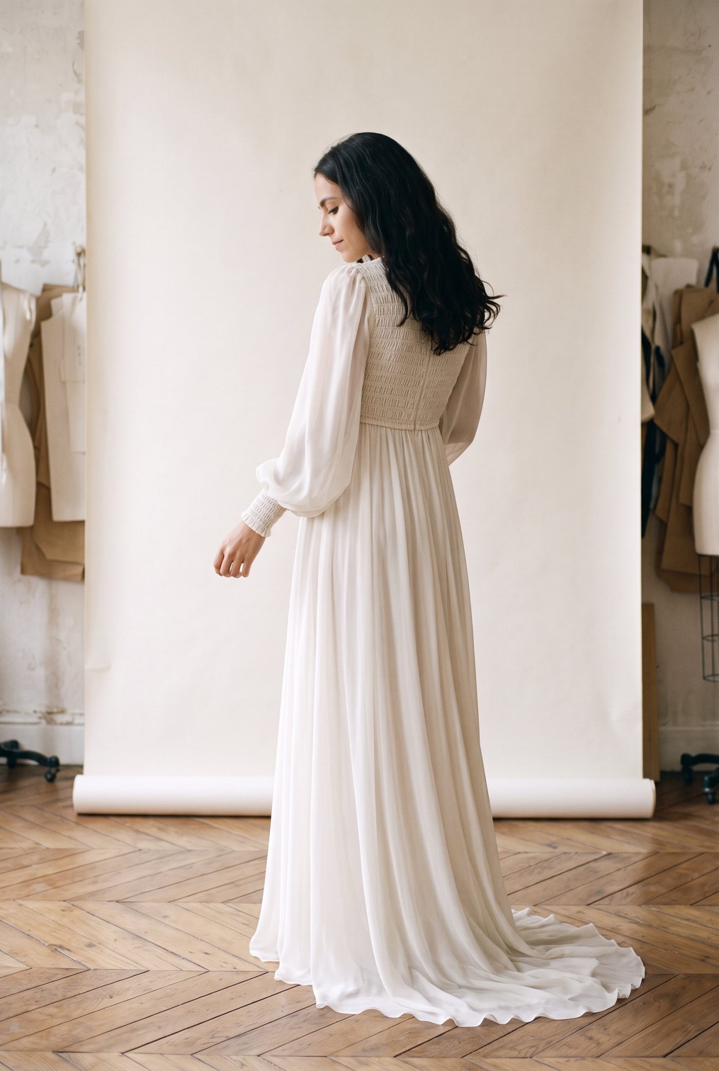 Robe de mariée Smocks vue de dos, devant un fond de papier écru