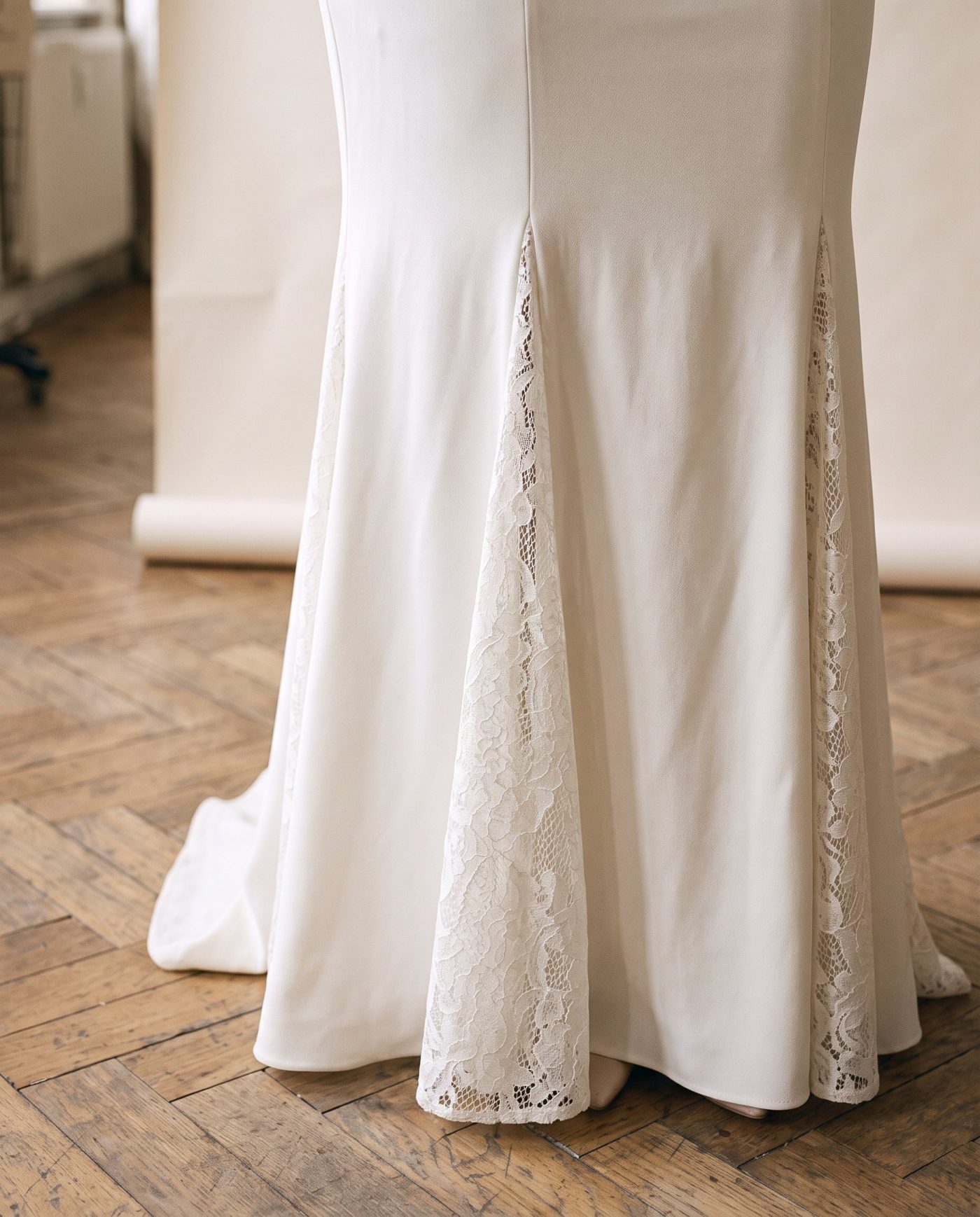 Détail de la robe Surjet : coupe et finitions en gros plan