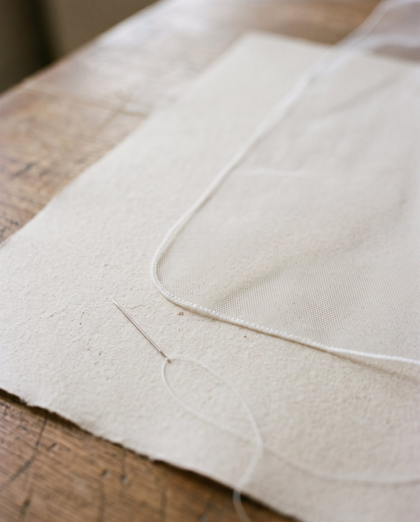 Voile Ourlet posé sur la table de coupe, en gros plan